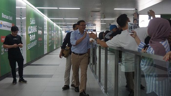Ahok dikerumuni pengguna MRT