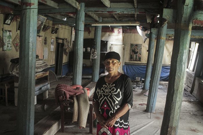 Safni, di dalam rumah gadang Datuk Barabanso di Jorong Sikaladi. Ia meninggalkan rumah gadang ini pada tahun 1978 dan pindah ke rumah pribadi yang ia bangun tidak jauh dari lokasi. Safni memilih membangun rumah pribadi agar dapat tinggal secara mandiri tanpa terikat keluarga lainnya di dalam satu rumah gadang. Hingga saat ini, kondisi rumah gadangnya terbengkalai dan belum ada perbaikan.