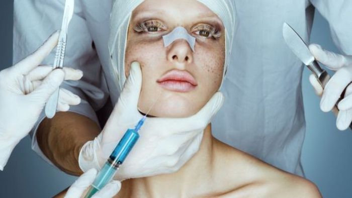 Permak Wajah Jadi Tren di Dunia Hiburan: ini Alasan Orang Ketagihan Jalani Operasi Plastik