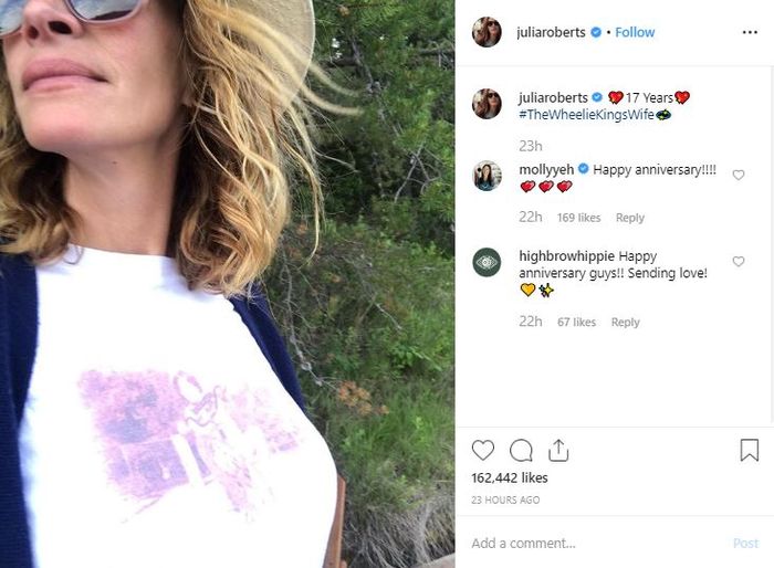 Julia Roberts mengenakan kaos bergambar potret Danny Morder