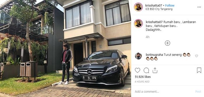 Kriss Hatta berpose di depan rumah barunya yang super mewah.