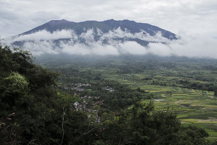 Nagari Pariangan terletak di ketinggian 500-700 meter dari permukaan laut, di kaki Gunung Marapi. Berdasarkan kepercayaan masyarakat adat, Nagari Pariangan menjadi wilayah pertama dimulainya peradaban setelah turunnya nenek moyang orang Minangkabau dari puncak Gunung Marapi.