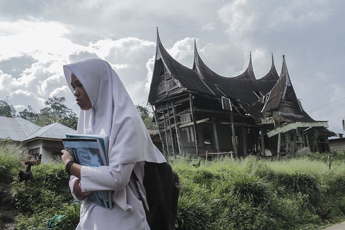 Rumah gadang Datuk Maajo Basa yang ditinggalkan penghuninya merantau. Kebanyakan kaum perempuan meninggalkan kampung halaman untuk merantau ke berbagai daerah untuk berdagang, mencari peluang pekerjaan yang lebih baik atau mengikuti suaminya bekerja. Rumah gadang yang ditinggalkan perlahan terbengkalai.