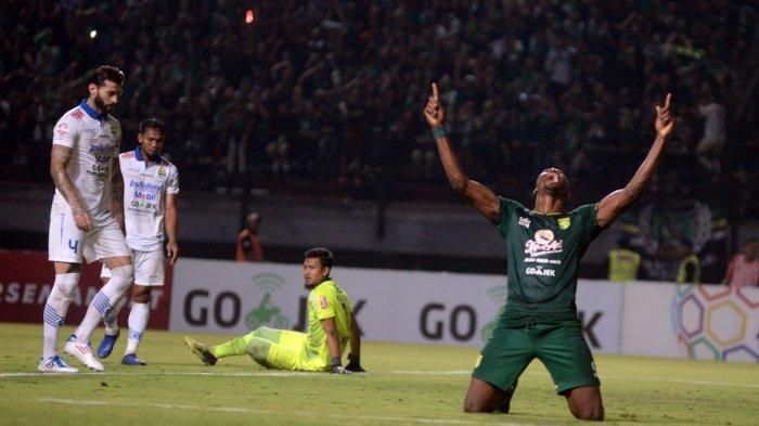 Penyerang Persebaya Surabaya Amido Balde melakukan selebrasi usai menjebol gawang Persib Bandung. 