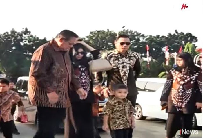 SBY ziarah makam Ani Yudhoyono ditemani  anak, menantu dan para cucu.