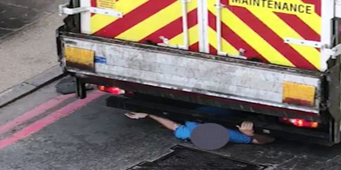 Sang kakek terjepit diantara besi roda dan bagian belakang truk