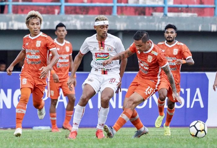 Gelandang Persija Jakarta, Bruno Matos, berebut bola dengan para pemain Borneo FC pada leg kedua semifinal Piala Indonesia 2018.