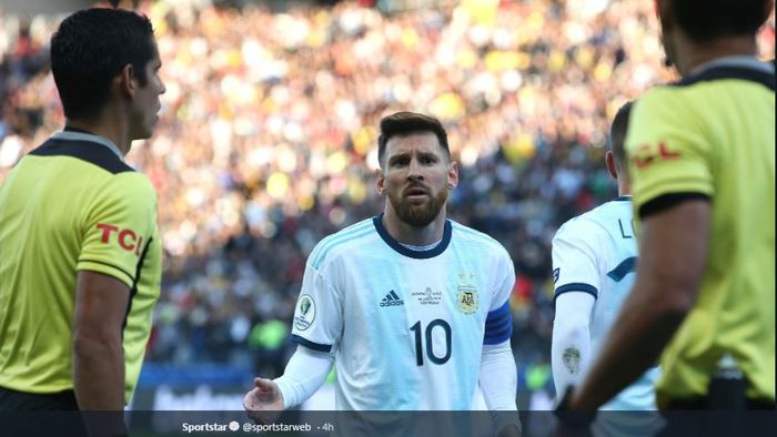 Megabintang timnas Argentina, Lionel Messi (tengah), menerima kartu merah dalam laga perebutan peringkat ketiga Copa America 2019 melawan timnas Cile di Stadion Arena Corinthians, Sabtu (6/7/2019).