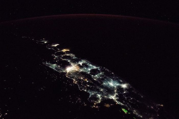 Gemerlap Pulau Jawa di malam hari.