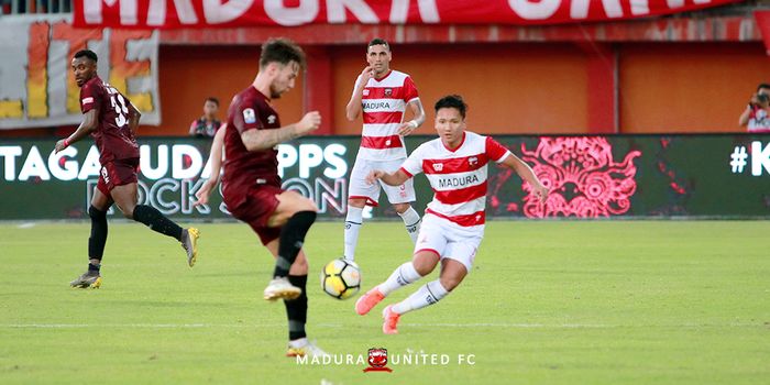 Gelandang Madura United, Syahrian Abimanyu, memulai debutnya bersama tim di ajang resmi saat melawan PSM Makassar pada gelaran Piala Indonesia 2018.