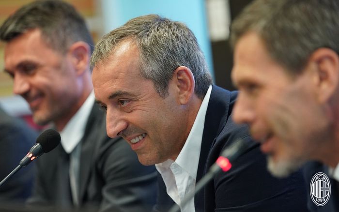 Pelatih baru AC Milan, Marco Giampaolo (tengah), bersama Direktur Teknik Paolo Maldini (kiri) dan CFO Zvonimir Boban (kanan). 