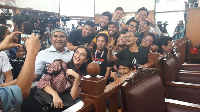 Atiqah Hasiholan penuhi permintaan foto bersama awak media di sela sidang Ratna Sarumpaet di Pengadilan Negeri Jakarta Selatan, Kamis (11/7/2019).