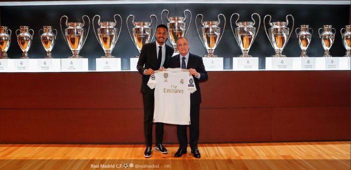 Bek tengah timnas Brasil, Eder Militao, diperkenalkan sebagai pemain baru Real Madrid bersama Presiden Florentino Perez, 10 Juli 2019.