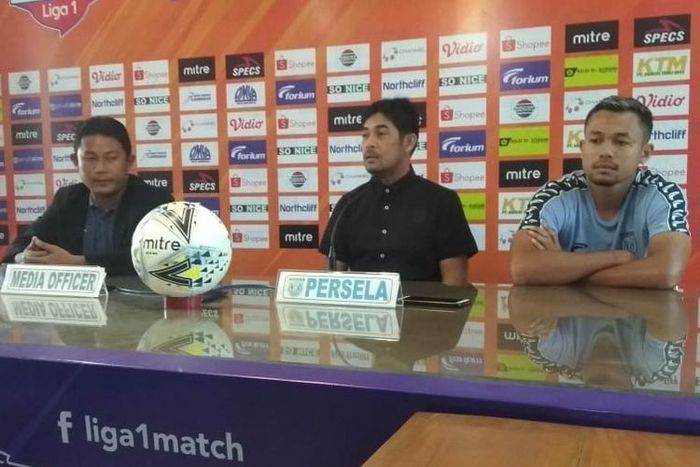 Pelatih Persela Lamongan, Nil Maizar, saat menjalani jumpa pers sebelum pertandingan Persela Lamongan melawan Kalteng Putra, Kamis (11/07/2019).