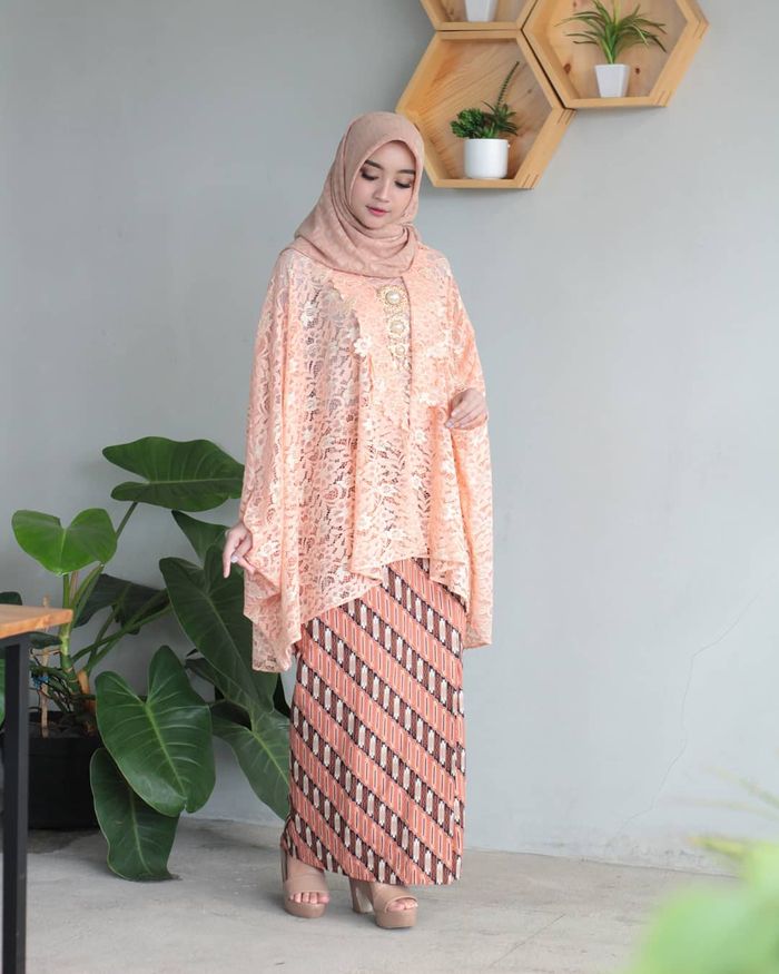 Kebaya brokat nude dan kain batik