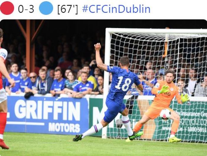 Striker Chelsea, Olivier Giroud, mencetak gol ke gawang St. Patrick's dalam laga pramusim di Richmond Park, 13 Juli 2019.