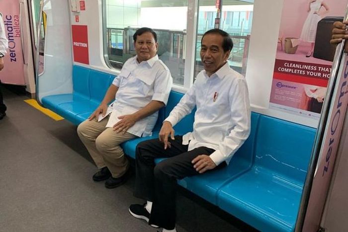  Saat Jokowi dan Prabowo bersama menaiki kereta MRT dari Stasiun Lebak Bulus, Sabtu (12/7/2019). Pertemuan ini bersejarah karena menandakan rekonsiliasi di antara dua kubu yang selama ini membuat masyarakat terbelah sepanjang pemilihan presiden.