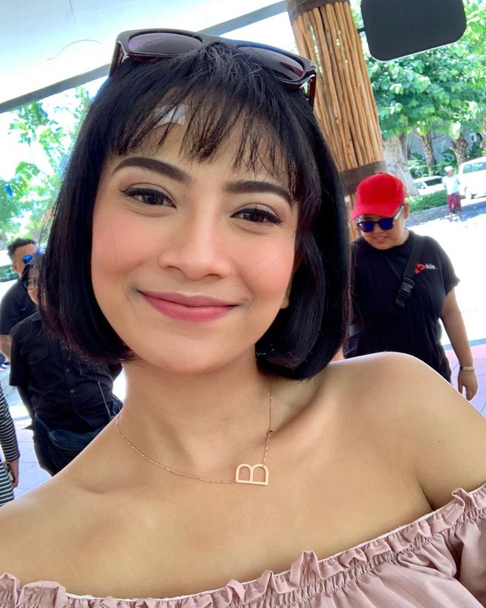 Kalung dengan liontin huruf B yang kerap dikenakan Vanessa Angel