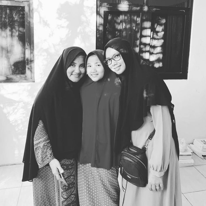 Lepas Putri Cantiknya ke Pondok Pesantren, Mantan Istri Ifan Seventeen Ungkap Pesan Pilu