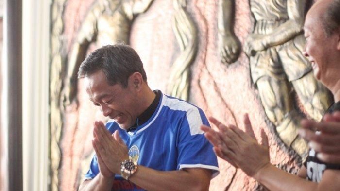 Pelatih baru PSIM, Aji Santoso (kiri) bersama CEO PT PSIM Jaya, Bambang Susanto dalam sesi perkenalan di Monumen PSSI, Yogyakarta, Senin (15/7/2019)