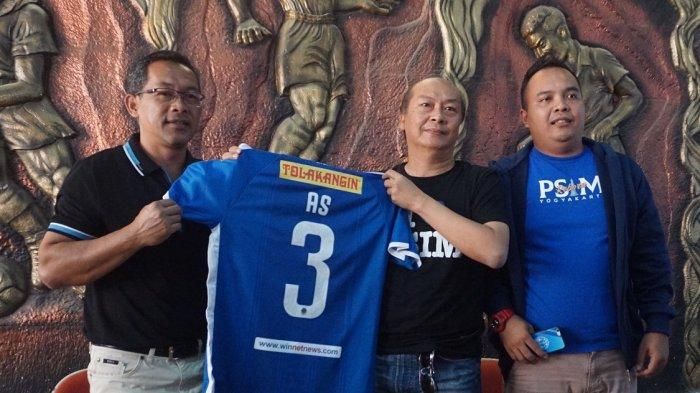 Aji Santoso (kiri) bersama CEO PT PSIM Jaya, Bambang Susanto dan Manajer Tim David MP Hutauruk, saat diperkenalkan sebagai pelatih baru PSIM Yogyakarta di Monumen PSSI, Yogyakarta, Senin (15/7/2019).