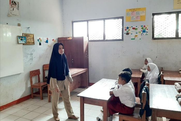 Nining Suryani, guru honorer di SDN Karyabuana 3 Cibaliung