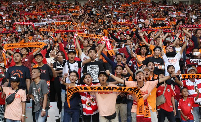 The Jakmania pada laga Persija Jakarta Vs Persib Bandung di Stadion Utama Gelora Bung Karno (SUGBK), Jakarta, Rabu (10/7/2019).