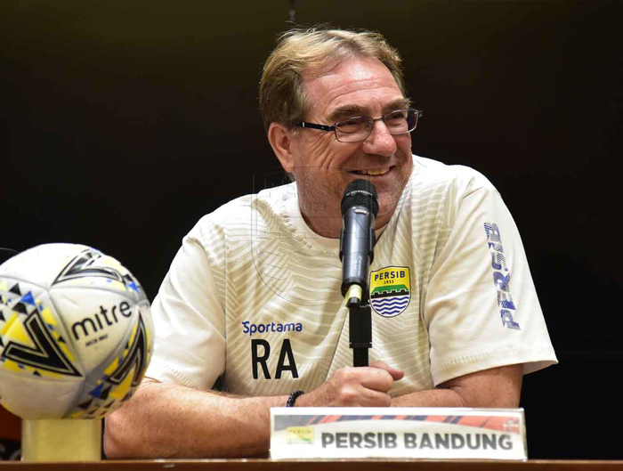 Pelatih Persib Bandung, Robert Rene Alberts, memberikan keterangan saat konferensi pers setelah pertandingan melawan Kalteng Putra pada pekan kesembilan Liga 1 2019.