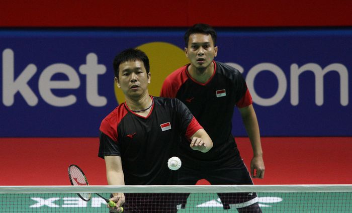 Pasangan ganda putra Indonesia, Mohammad Ahsan/Hendra Setiawan, saat menjalani laga melawan Marcus Ellis/Chris Langridge (Inggris) pada babak kesatu turnamen Indonesia Open 2019 di Istora Senayan, Jakarta.