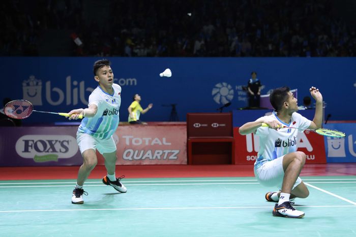 Pasangan ganda putra Indonesia, Fajar Alfian/Muhammad Rian Ardianto, melakukan selebrasi seusai memenangi poin atas lawan mereka, Huang Kaixiang/Liu Cheng (China), pada laga babak kesatu turnamen Indonesia Open 2019 di Istora Senayan, Jakarta.