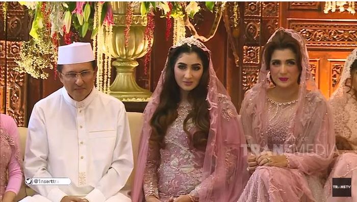Tania Nadira didampingi kedua orang tuanya saat menjalani acara pengajian