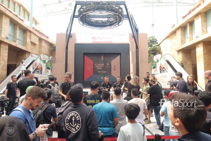 Sejumlah pengunjung International Champions Cup 2019 memadati jumpa fan pemain Inter Milan di Resort World Sentosa, Singapura, Jumat (19/7/2019).