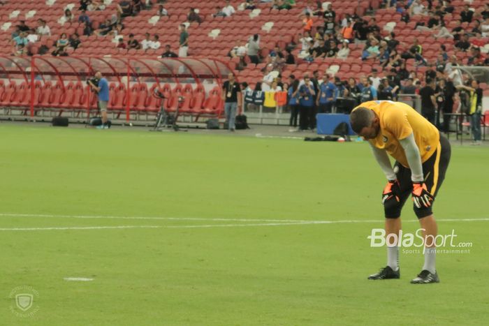 Kiper Inter Milan, Samir Handanovic, beristirahat sejenak di tengah sesi latihan untuk laga melawan Manchester United di National Stadium, Singapura, Jumat (19/7/2019).