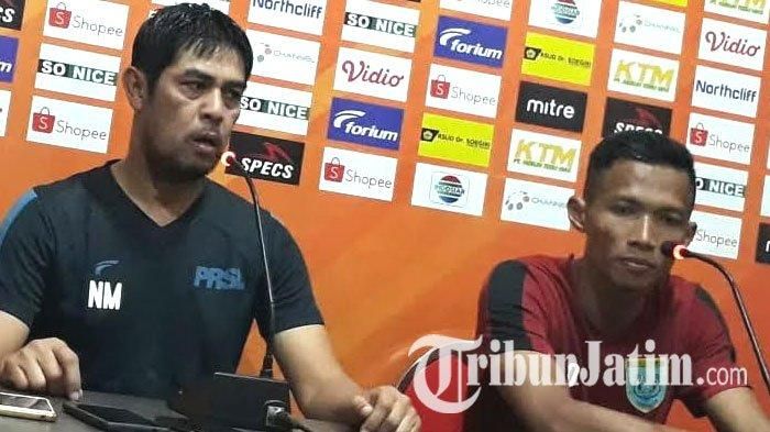 Pelatih Persela Lamongan, Nil Maizar saat jumpa pers jelang laga Persela vs Bali United di Lamongan, Rabu (17/7/2019).