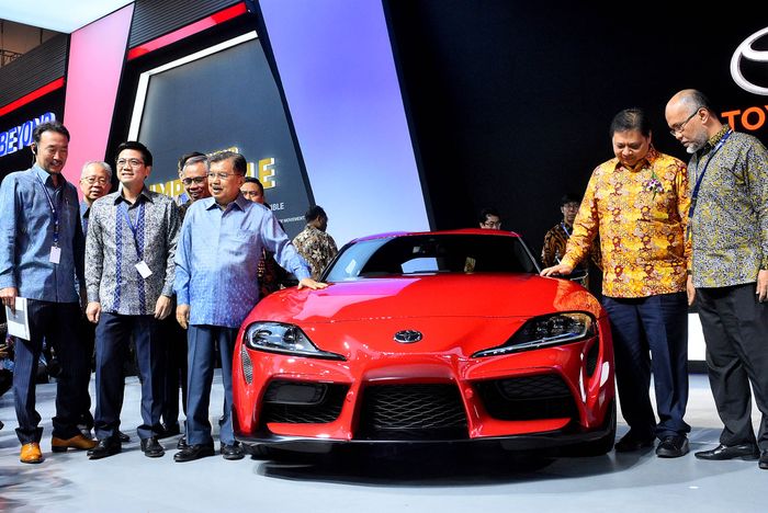 Wakil Presiden Republik Indonesia Jusuf Kalla tengah mendengar penjelasan dari Wapresdir PT Toyota-Astra Motor (TAM) Henry Tanoto (kiri) tentang mobil Toyota GR Supra,  disaksikan Menhub Budi Karya Sumadi (ketiga kanan), Menperin Airlangga Hartarto (kedua kanan) dan Presdir PT Toyota Motor Manufacturing Indonesia (TMMIN) Warih Andang Tjahjono (kanan) saat meninjau booth Toyota pada pembukaan Gaikindo Indonesia International Auto Show (GIIAS) 2019 yang digelar di ICE BSD, Tangerang, Kamis (18/7). GR Supra merupakan satu dari tiga mobil baru yang diluncurkan Toyota pada GIIAS 2019 dan kehadirannya merupakan bagian komitmen Toyota menghadirkan produk yang lengkap di pasar Indonesia, selaras dengan kebutuhan dan kepuasan konsumen yang kian dinamis  salah satunya kendaraan  berkarakter balap namun dapat dikendarai di jalan raya  dengan aman dan nyaman.