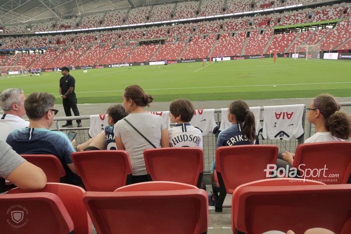 Suporter Tottenham Hotspur saat menyaksikan sesi latihan tim kesayangannya di National Stadium, Singapura, Jumat (19/7/2019).