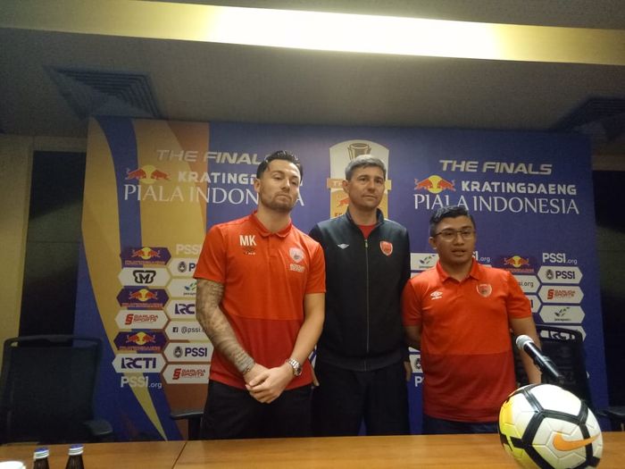 Pemain dan pelatih PSM Makassar, Marc Klok serta Darije Kalezic pada jumpa pers di ruang media Stadion Utama Gelora Bung Karno (SUGBK), Sabtu (20/7/2019).