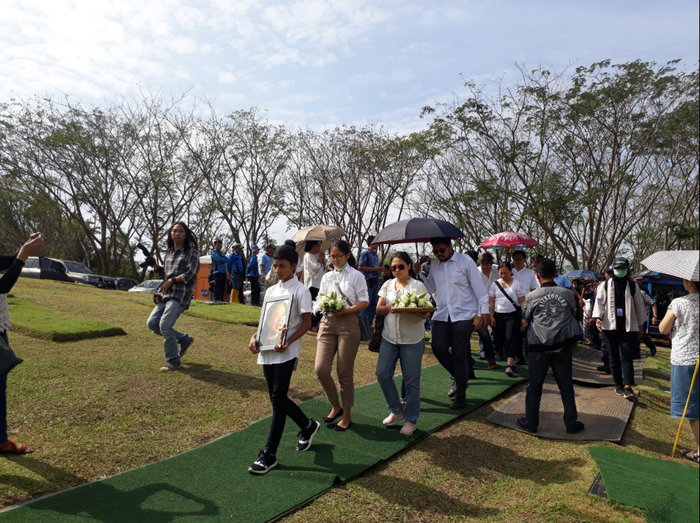 Upacara pemakaman Arswendo Atmowiloto saat dipantau Grid.ID di Komplek Pemakaman San Diego Hills, Karawang, Jawa Barat, Sabtu (20/7/2019).