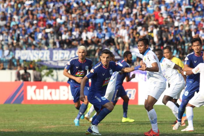 Pemain PSIS Semarang, Silvio Escobar (kiri), dibayangi bek Persib Saepuloh Maulana (kanan) pada laga pekan kesepuluh Liga 1 2019 di Stadion Moch Soebroto, Magelang, Minggu (21/7/2019).