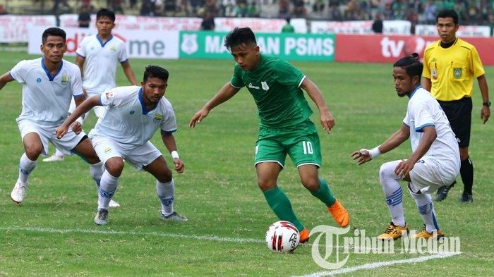 Pemain PSMS Medan Natanael Siringoringo berusaha melewati kawalan pemain Blitar Bandung United FC dalam lanjutan pertandingan Liga 2, di Stadion Teladan, Medan, Jumat (19/7/2019). Bermain di kandang, PSMS Medan berhasil mengalahkan Blitar Bandung United FC dengan skor 3-1. 