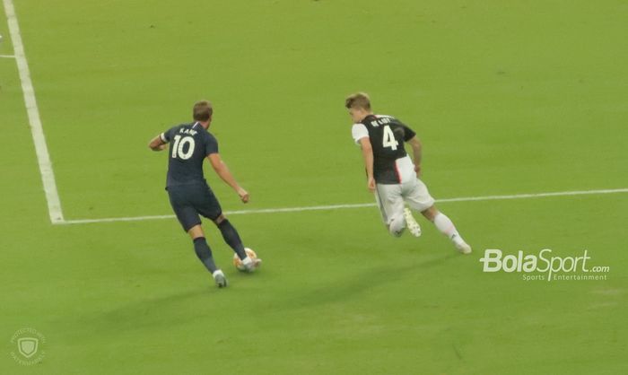 Harry Kane dan Matthijs de Ligt berduel saat laga  International Champions Cup 2019 di National Stadium, Singapura, Minggu (21/7/2019).