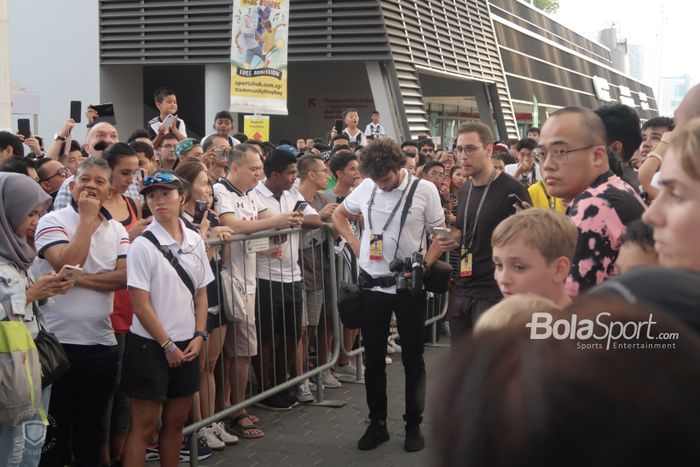 Para penggemar Juventus menanti kedatangan sang legenda di fanzone International Champions Cup 2019 di National Stadium, Singapura, Minggu (21/7/2019).