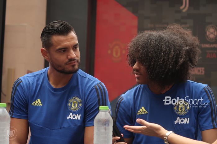 Dua pemain Manchester United Sergio Romero dan Tahith Chong berbincang saat menghadiri meet and greet International Champions Cup 2019 di Resorts World Sentosa, Minggu (21/7/2019).