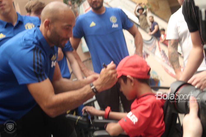 Suporter cilik difabel asal Singapura mendapat kesempatan pertama menemui pemain Manchester United saat menghadiri meet and greet International Champions Cup 2019 di Resorts World Sentosa, Minggu (21/7/2019).