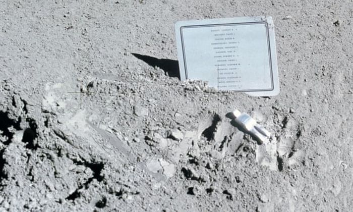 Patung astronaut terjatuh yang ditinggal di samping plakat.