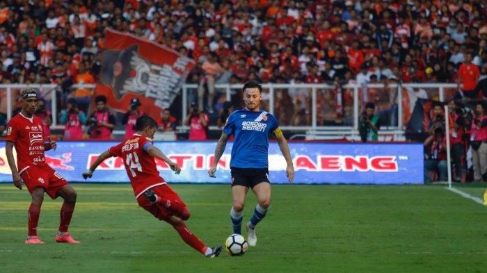 Gelandang PSM Makassar, Marc Klok, saat berduel dengan kapten Persija Jakarta, Ismed Sofyan di SUGBK, Minggu (21/7/2019).