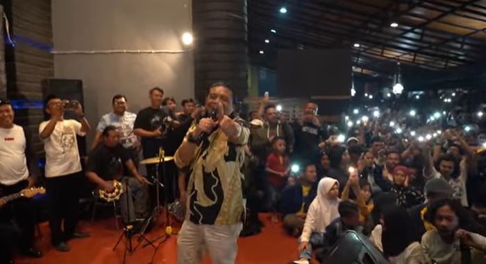 Didi Kempot saat menyanyikan lagu di acara Ngobam bareng Gofar Hilman  