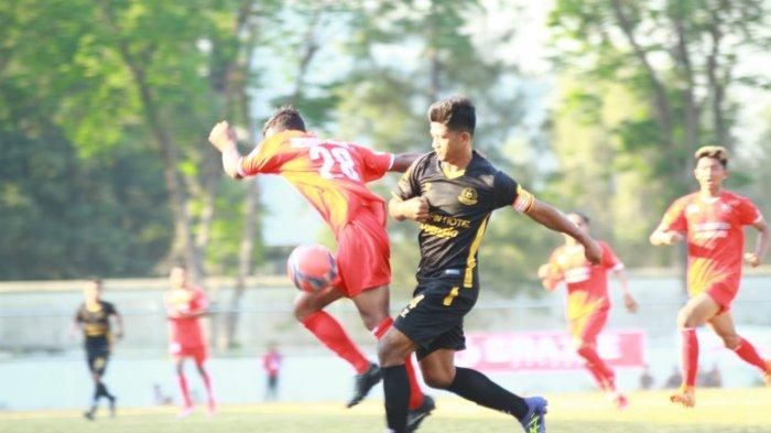 Persipa Pati (hitam) kontra Persipur Purwodadi dalam laga Liga 3 Regional Jawa Tengah di Stadion Krida Bakti, Purwodadi, pada 24 Juli 2019.