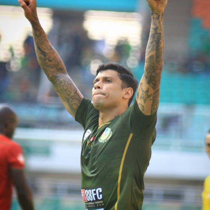 Striker Tira-Persikabo, Ciro Alves, melakukan selebrasi setelah mencetak gol ke gawang Kalteng Putra pada pekan ke-11 Liga 1 2019.