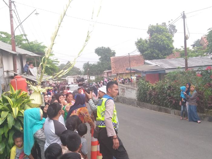 Para petugas keamanan siaga berjaga di sekitar villa lokasi pernikahan Siti Badriah dan Krisjiana Baharudin   